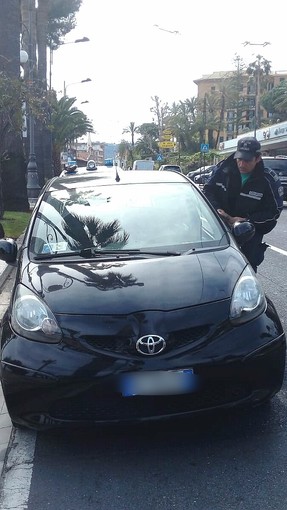 Sanremo: accusa un malore mentre è alla guida, donna abbandona l'auto in corso Imperatrice