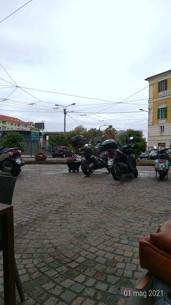 Sanremo, la segnalazione di un nostro lettore: &quot;aree pedonali di piazza Colombo invase dalle moto&quot;