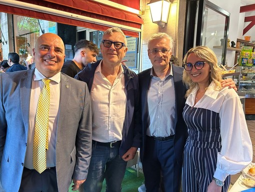 Folla ed entusiasmo per l'aperitivo elettorale di Morini e Astolfi con Rolando