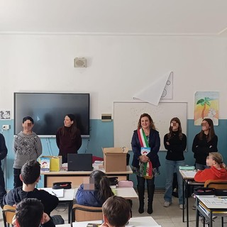 Ventimiglia, storie su bullismo e violenza di genere scritte da studenti: l'assessore Raco consegna il libro alle 'Biancheri' Ventimiglia, storie su bullismo e violenza di genere scritte da studenti: l'assessore Raco consegna il libro alle 'Biancheri'