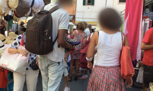 Sanremo: sul mercato un'altra giornata di multe per chi acquista merce da venditori abusivi
