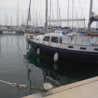 Imperia: barca inizia ad imbarcare acqua al Porto Turistico, vicino se ne accorge ed evita l'affondamento