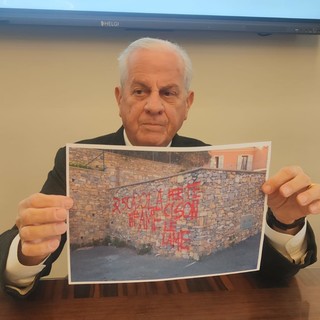 Scritta minatoria contro il presidente della Provincia Scajola ad Imperia: "Infame, per te ci sono le lame"