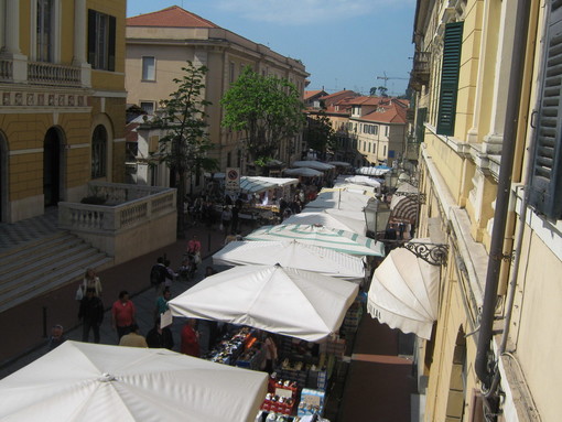 Imperia: parte bassa del mercato di via Cascione, Confesercenti "Trovata una soluzione temporanea al problema" Imperia: parte bassa del mercato di via Cascione, Confesercenti "Trovata una soluzione temporanea al problema"