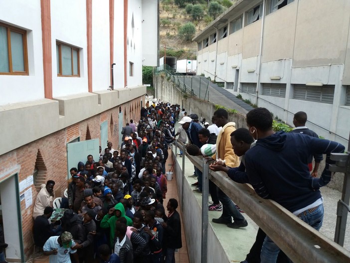Ventimiglia: sono quattro i migranti malati di varicella ricoverati nel reparto malattie infettive dell'Ospedale di Sanremo Ventimiglia: sono quattro i migranti malati di varicella ricoverati nel reparto malattie infettive dell'Ospedale di Sanremo