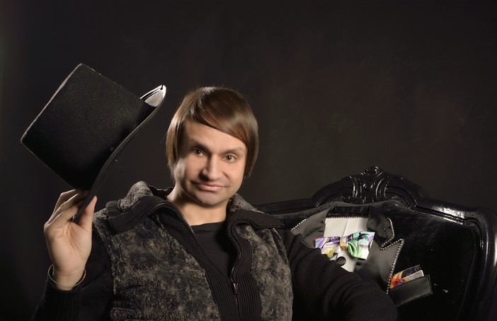 Maurizio Lorys Scandurra guida il gruppo di opinionisti di Sanremonews con Monia Russo, Antonio Lubrano, Tullio De Piscopo, Mariella Nava, Andrea Mingardi e tanti volti noti dello spettacolo Maurizio Lorys Scandurra guida il gruppo di opinionisti di Sanremonews con Monia Russo, Antonio Lubrano, Tullio De Piscopo, Mariella Nava, Andrea Mingardi e tanti volti noti dello spettacolo