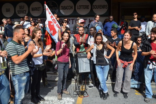Ventimiglia: niente profughi al corteo e i 'No Borders' si fermano sul piazzale della stazione (video)