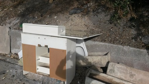 Sanremo: mobili abbandonati a lato strada, lettore chiede maggiore senso civico