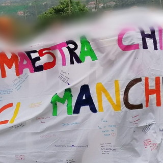 È tempo di saluti alla scuola primaria di Camporosso Capo: la maestra Chiara va in pensione