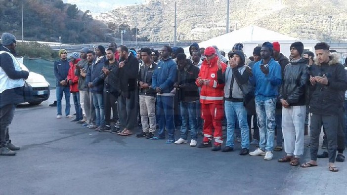 Ventimiglia: al Campo Roja i migranti pregano per Mohamad Hani, il 27enne libico che ha perso la vita investito da uno scooter