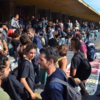 Ventimiglia: iniziata da poco la manifestazione dei 'No Border', le foto in tempo reale dalla città di confine