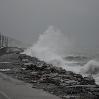 Maltempo, allerta arancione in Liguria per martedì: temporali persistenti e piogge fino a 15 ore. Scuole, decidono i sindaci Maltempo, allerta arancione in Liguria per martedì: temporali persistenti e piogge fino a 15 ore. Scuole, decidono i sindaci