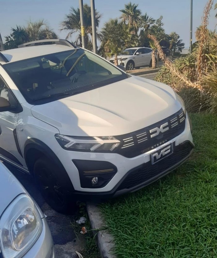 Sanremo: auto parcheggiata sopra i giardini del lungomare Calvino, multata dalla Polizia Sanremo: auto parcheggiata sopra i giardini del lungomare Calvino, multata dalla Polizia