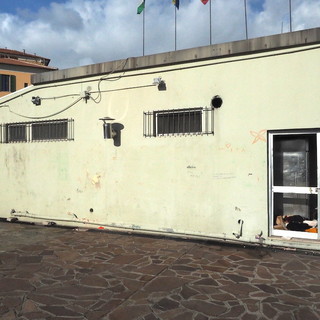 Sanremo: qualcuno ha cancellato gli ultimi graffiti lasciati sull'edificio del solettone di piazza Colombo Sanremo: qualcuno ha cancellato gli ultimi graffiti lasciati sull'edificio del solettone di piazza Colombo