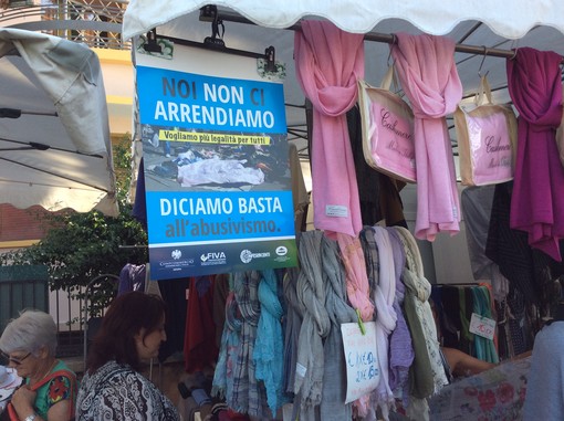 Niente venditori abusivi al mercato di Ventimiglia: campagna di sensibilizzazione (per ora) dà ragione agli operatori commerciali, Presidente Fiva “Ma è solo un assaggio di legalità” Niente venditori abusivi al mercato di Ventimiglia: campagna di sensibilizzazione (per ora) dà ragione agli operatori commerciali, Presidente Fiva “Ma è solo un assaggio di legalità”