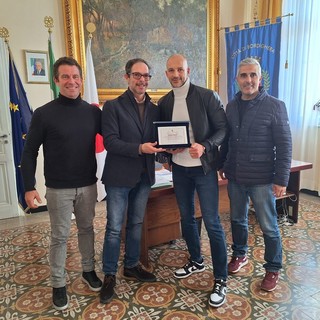 Bordighera consegna una targa al campione di kick boxing Mirko Grillo Bordighera consegna una targa al campione di kick boxing Mirko Grillo