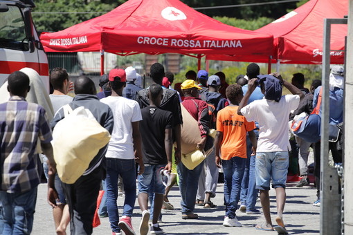 Circa 60 profughi 'riammessi' dalla Francia hanno raggiunto Taranto: al Parco Roja sempre circa 500/600 migranti
