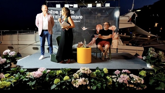 All'Hotel Riviera dei Fiori di San Lorenzo al Mare Matteo Bussola e il suo nuovo romanzo "Il sole nelle pozzanghere" (Video) All'Hotel Riviera dei Fiori di San Lorenzo al Mare Matteo Bussola e il suo nuovo romanzo "Il sole nelle pozzanghere" (Video)