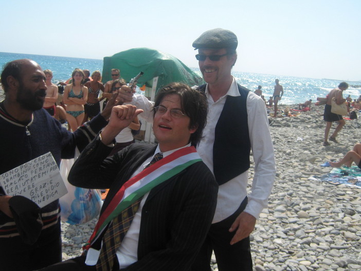 Imperia: Mafiosissima 2010, Strescino non c'è. Il suo sosia si esibisce in un rap ironico Imperia: Mafiosissima 2010, Strescino non c'è. Il suo sosia si esibisce in un rap ironico