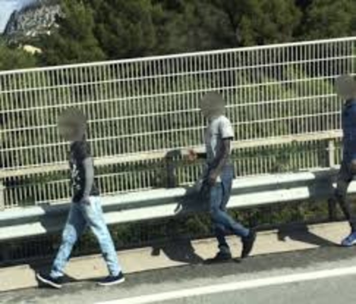 Migranti in autostrada sul viadotto di Arma. Su Facebook piovono i commenti di odio: &quot;Schiacciateli tutti&quot;