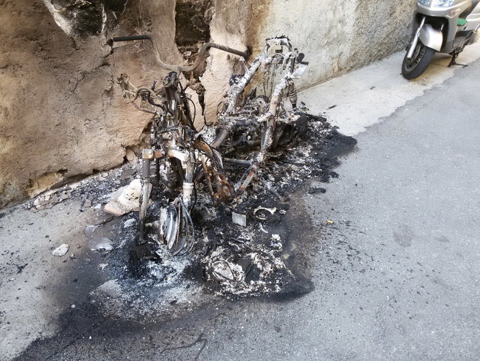 La moto bruciata La moto bruciata