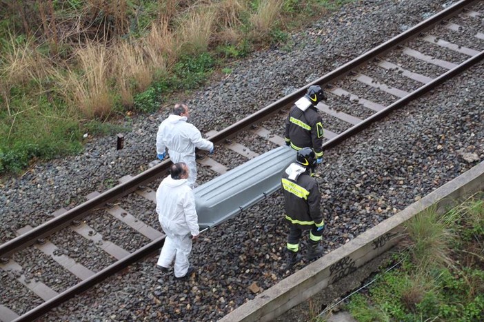Ventimiglia: tragedia nella galleria di Latte. Migrante travolto e ucciso da un treno mentre cercava di attraversare il confine Ventimiglia: tragedia nella galleria di Latte. Migrante travolto e ucciso da un treno mentre cercava di attraversare il confine