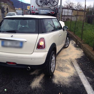 Sanremo: Mini impatta contro un camper, lievemente ferito un giovane, auto distrutta Sanremo: Mini impatta contro un camper, lievemente ferito un giovane, auto distrutta