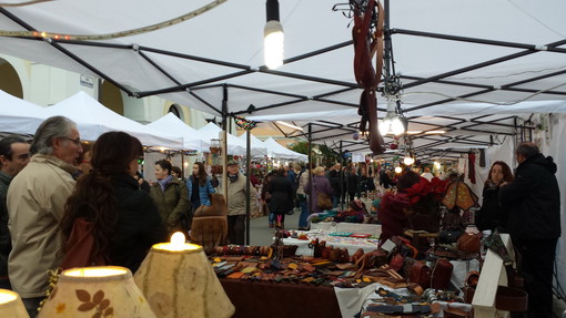 Diano Marina: iniziato oggi il mercatino dell'artigianato, terminerà con l'arrivo di Babbo Natale Diano Marina: iniziato oggi il mercatino dell'artigianato, terminerà con l'arrivo di Babbo Natale