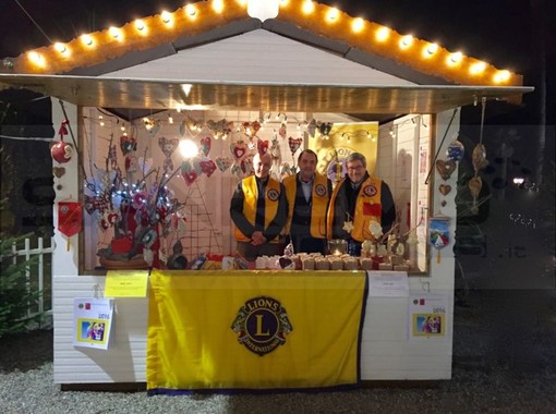 Anche i Lions di Ventimiglia al mercatino natalizio con i prodotti realizzati artigianalmente dal 'comitato signore' Anche i Lions di Ventimiglia al mercatino natalizio con i prodotti realizzati artigianalmente dal 'comitato signore'