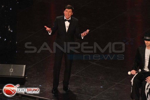 Festival di Sanremo 2011: il Premio Città di Sanremo a Gianni Morandi Festival di Sanremo 2011: il Premio Città di Sanremo a Gianni Morandi