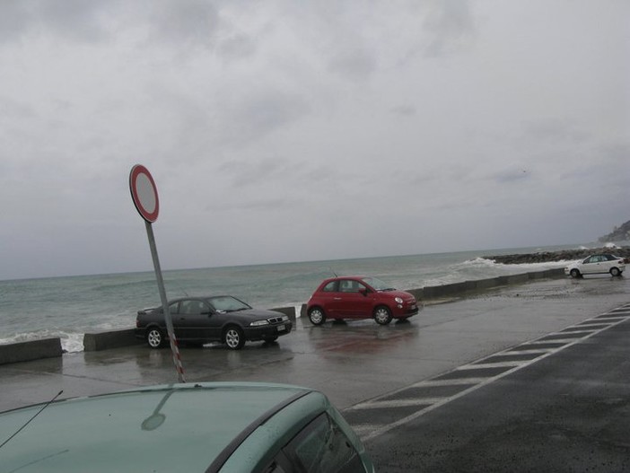 Sanremo: auto posteggiate nonostante il divieto, la segnalazione di un lettore