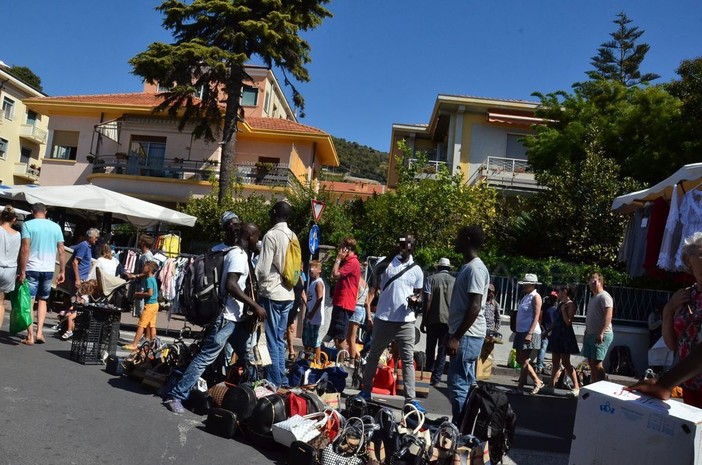 Ventimiglia: mercato del venerdì in ginocchio per la massiccia presenza di venditori abusivi, Sorgi (Fiva) “Siamo arrivati a livelli davvero insostenibili” - VIDEOSERVIZIO