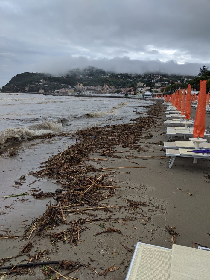 Maltempo, mareggiata a Diano Marina, rinviate le aperture degli stabilimenti "Delfino" e "Solarium" Maltempo, mareggiata a Diano Marina, rinviate le aperture degli stabilimenti "Delfino" e "Solarium"