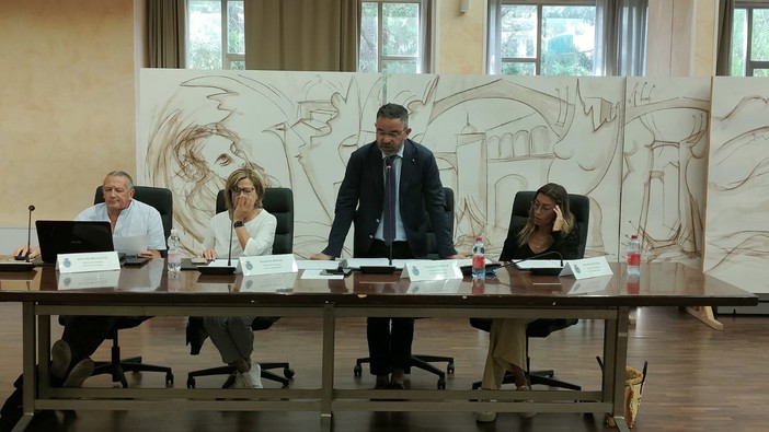 Diano Marina, il sindaco Za scarica le colpe sui funzionari. Le opposizioni: "Inaudito" Diano Marina, il sindaco Za scarica le colpe sui funzionari. Le opposizioni: "Inaudito"