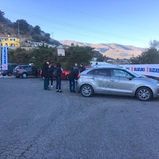 La 'Milano-Sanremo' ecologica della Suzuki fa tappa a Taggia: un test drive con auto ibride insieme a due testimonial d'eccezione (FOTO)