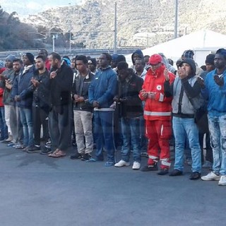 Ventimiglia: al Campo Roja i migranti pregano per Mohamad Hani, il 27enne libico che ha perso la vita investito da uno scooter Ventimiglia: al Campo Roja i migranti pregano per Mohamad Hani, il 27enne libico che ha perso la vita investito da uno scooter