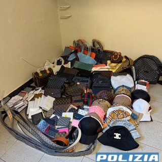Ventimiglia, maxi sequestro al mercato: 260 borse e accessori contraffatti, venditori in fuga tra la folla Ventimiglia, maxi sequestro al mercato: 260 borse e accessori contraffatti, venditori in fuga tra la folla