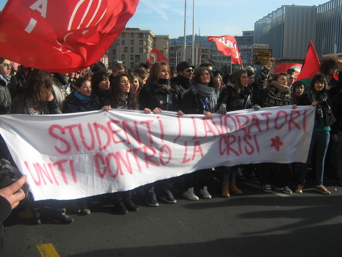 Imperia: massiccia adesione di lavoratori e studenti alla manifestazione della Fiom Cgil (le foto)