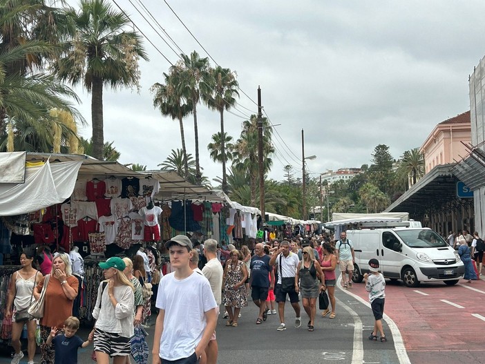 Sanremo: spostamento definitivo del mercato ambulante sul lungomare Calvino, un lettore non è d'accordo Sanremo: spostamento definitivo del mercato ambulante sul lungomare Calvino, un lettore non è d'accordo