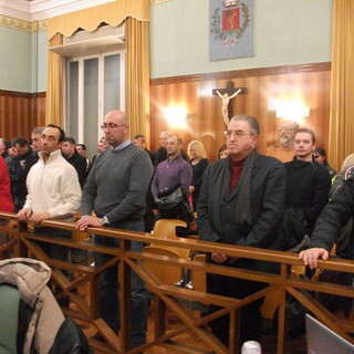 L'ex sindaco Leo Pippione tra il pubblico durante il minuto di silenzio L'ex sindaco Leo Pippione tra il pubblico durante il minuto di silenzio