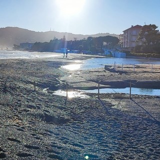 La mareggiata non ha risparmiato Diano Marina, l’accusa sui social: “Sprecati 5 milioni di euro”