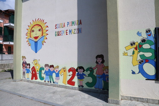 Taggia: la scuola primaria Mazzini ha ringraziato l'artista Adrienne Kun per il murales che abbellisce l'edificio