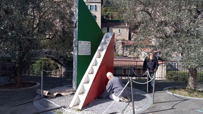 Rocchetta Nervina, manutenzione di storici monumenti: alpini al lavoro (Foto) Rocchetta Nervina, manutenzione di storici monumenti: alpini al lavoro (Foto)