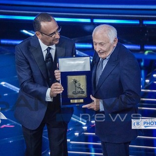 Volo speciale dei Vigili del Fuoco per Mogol scatena polemiche: era stato programmato per la consegna di una onorificienza Volo speciale dei Vigili del Fuoco per Mogol scatena polemiche: era stato programmato per la consegna di una onorificienza