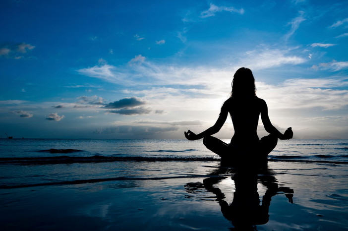 L'alba del benessere a Sanremo: stretching e meditazione sulla spiaggia dei Tre Ponti L'alba del benessere a Sanremo: stretching e meditazione sulla spiaggia dei Tre Ponti