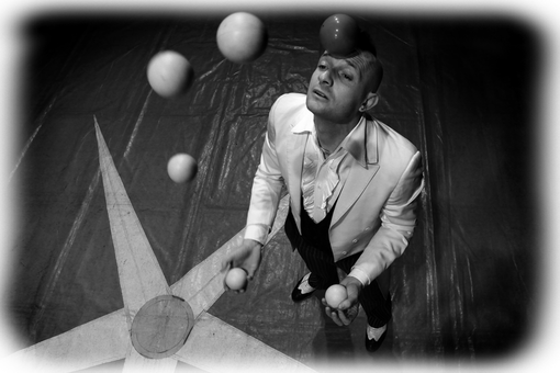 Sanremo: spettacolo tra giocoleria ed acrobatica stasera con Mister David al Ristorante Corallina