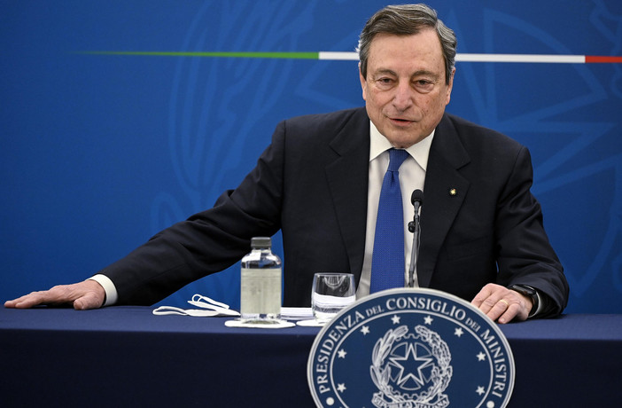 Coronavirus, Draghi sulle riaperture: "Voglio farlo, ma in sicurezza. Non ho una data, dipenderà da vaccini e contagi" Coronavirus, Draghi sulle riaperture: "Voglio farlo, ma in sicurezza. Non ho una data, dipenderà da vaccini e contagi"