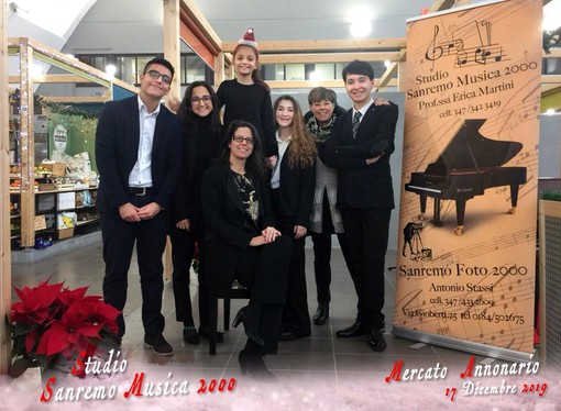 Sanremo: musica al Mercato Annonario, grande partecipazione per i canti natalizi tra i banchi Sanremo: musica al Mercato Annonario, grande partecipazione per i canti natalizi tra i banchi