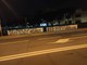 Sul ponte Impero striscione di solidarietà per le vittime degli atti vandalici alle auto parcheggiate sulla Spianata di Oneglia