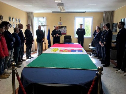 Imperia: alla capitaneria di porto, consegnata una medaglia d’onore per lunga navigazione ‘oro’ ad un marittimo imperiese